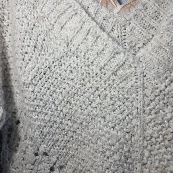 Maurices super soft oatmeal v-neck sweater size medium - Picture 3 of 5